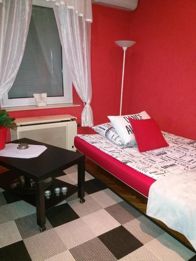 Gizella Apartment *